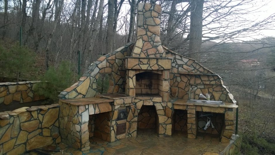 Отделка плитняком барбекю