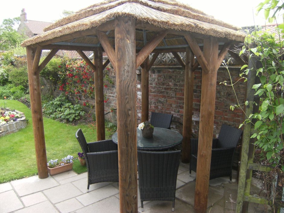 Беседка из стволов деревьев