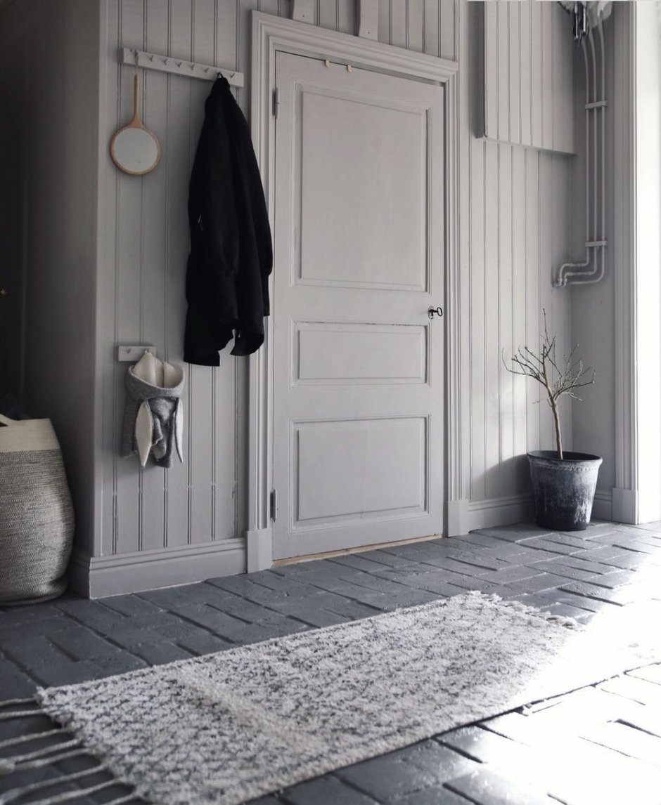 Прихожая в серо белых тонах
