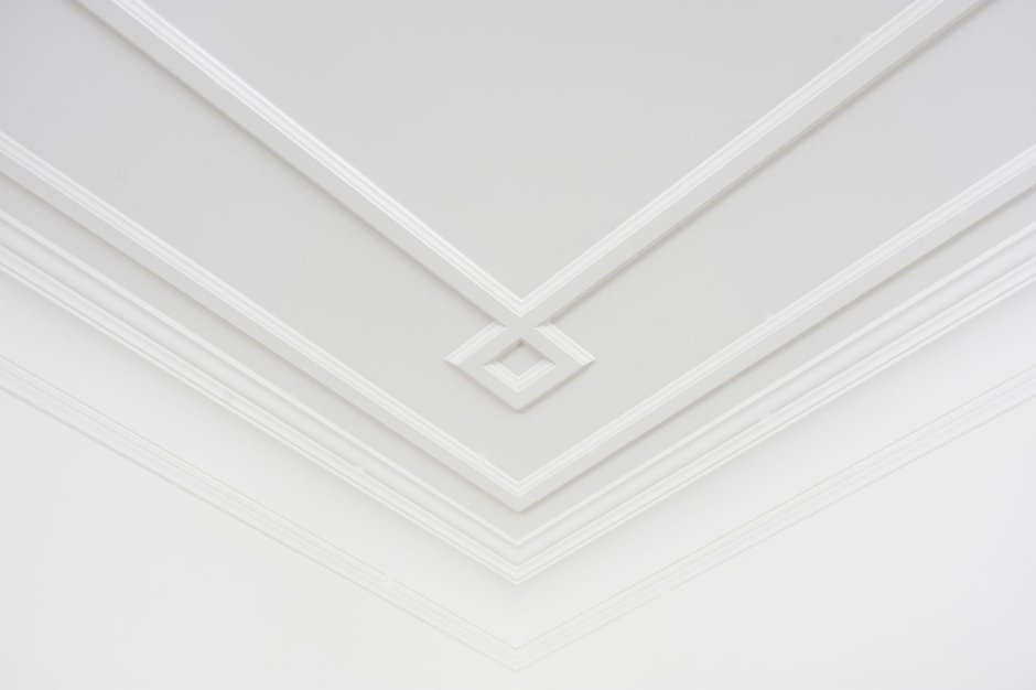 Раскладка молдингов на потолке