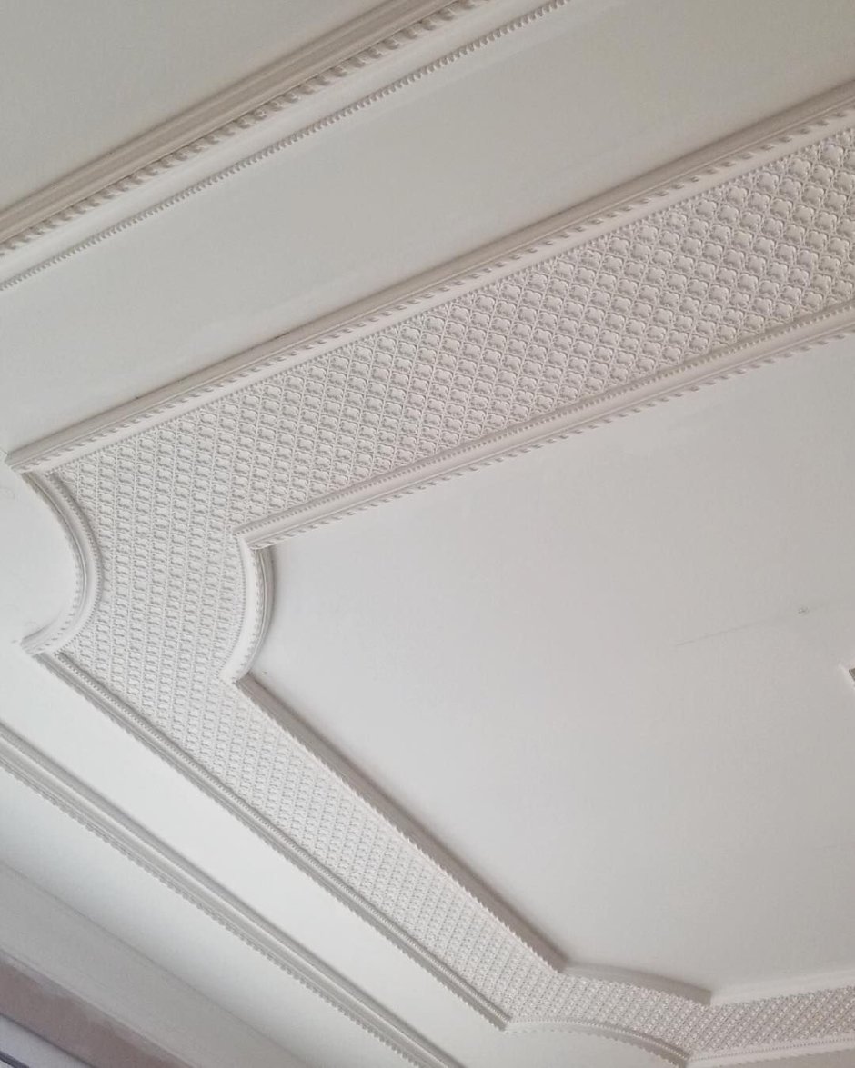 Потолок из молдингов