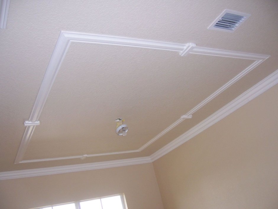 Подвесные потолки с молдингами
