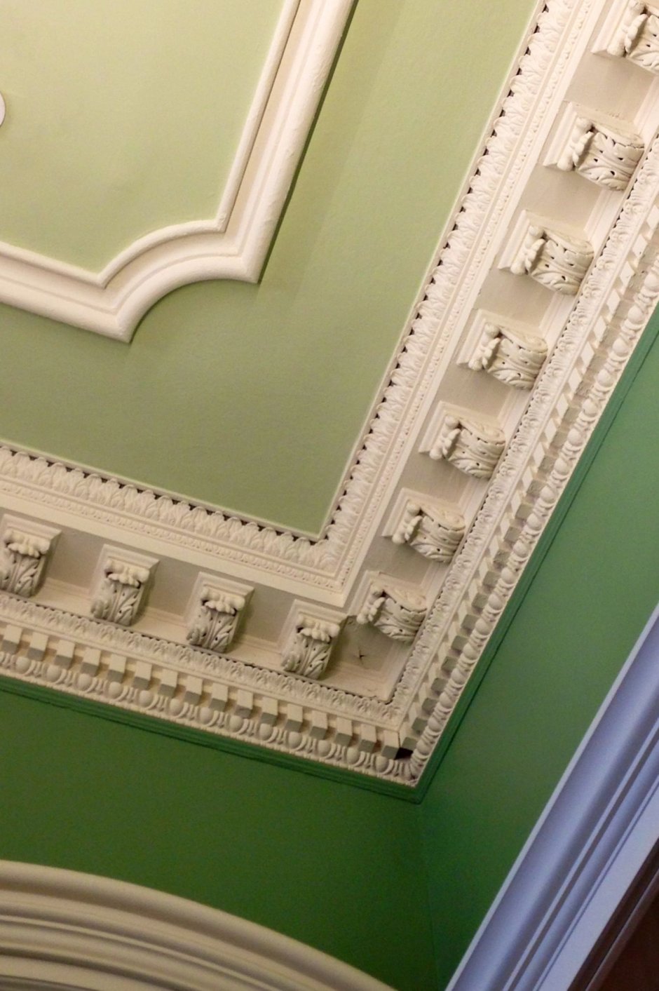 Молдинги на потолке