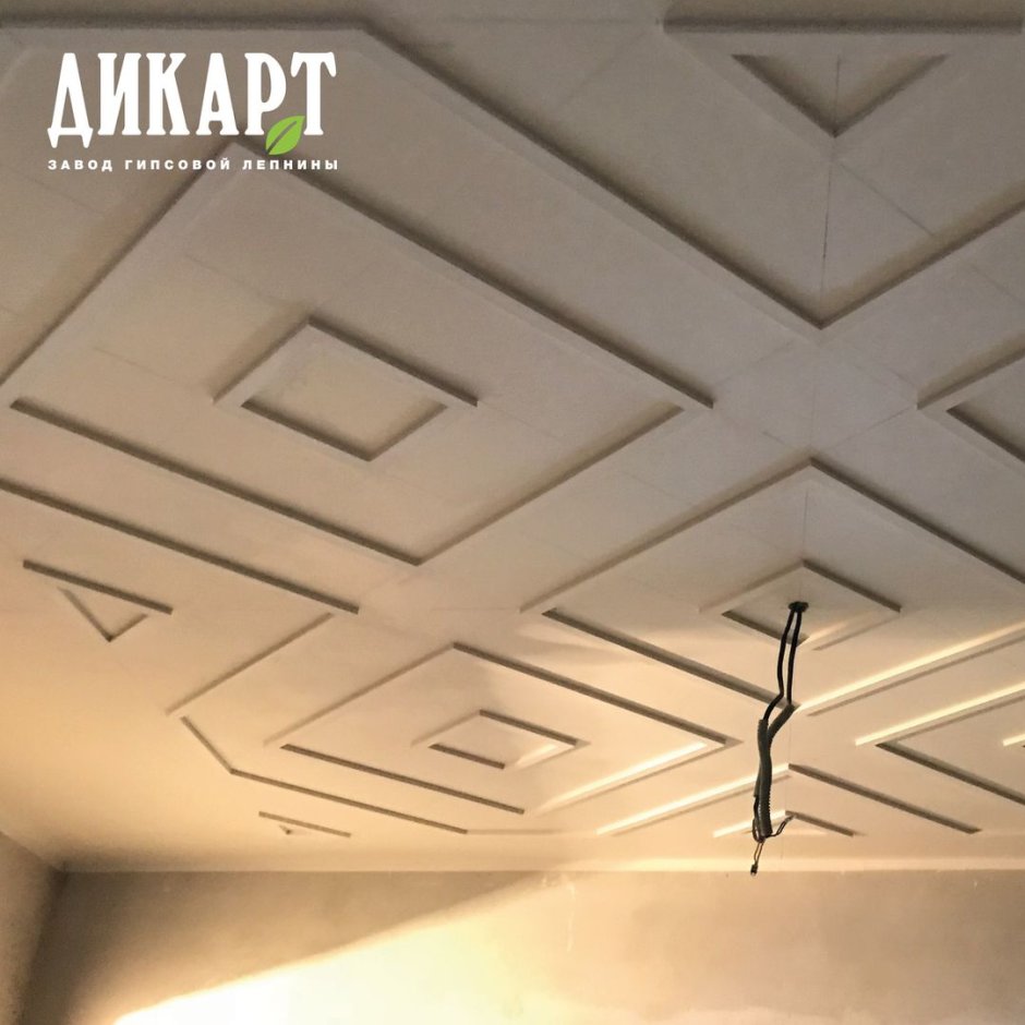 Орнамент из молдингов на потолке