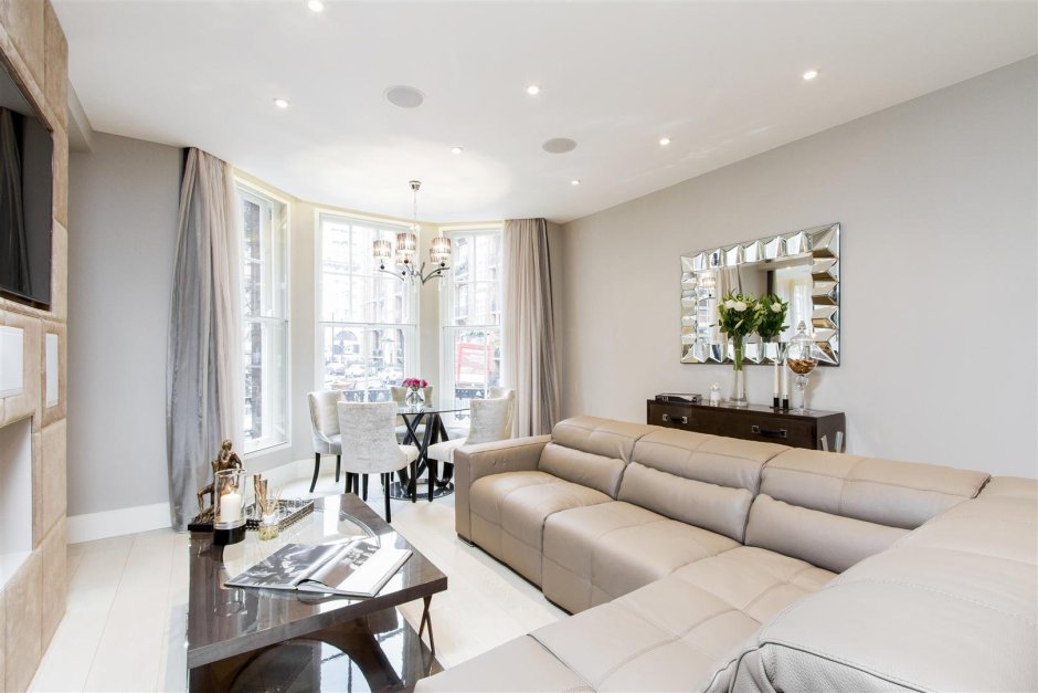 Точечные светильники в интерьере гостиной