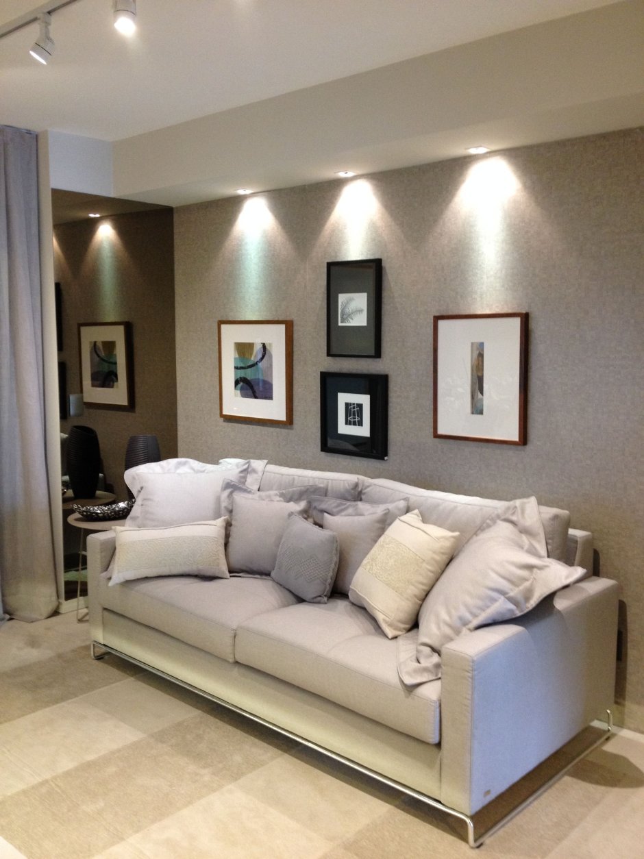 Светильники над диваном в гостиной