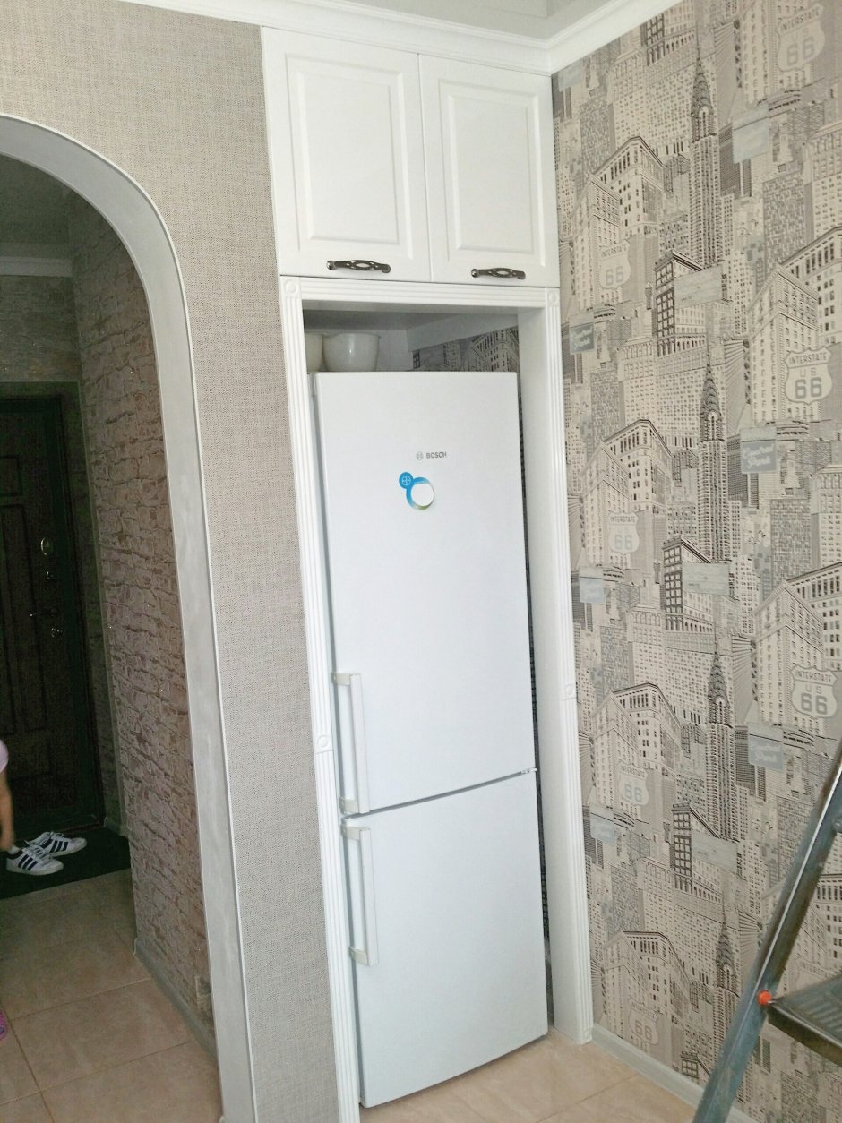 Холодильник в прихожей