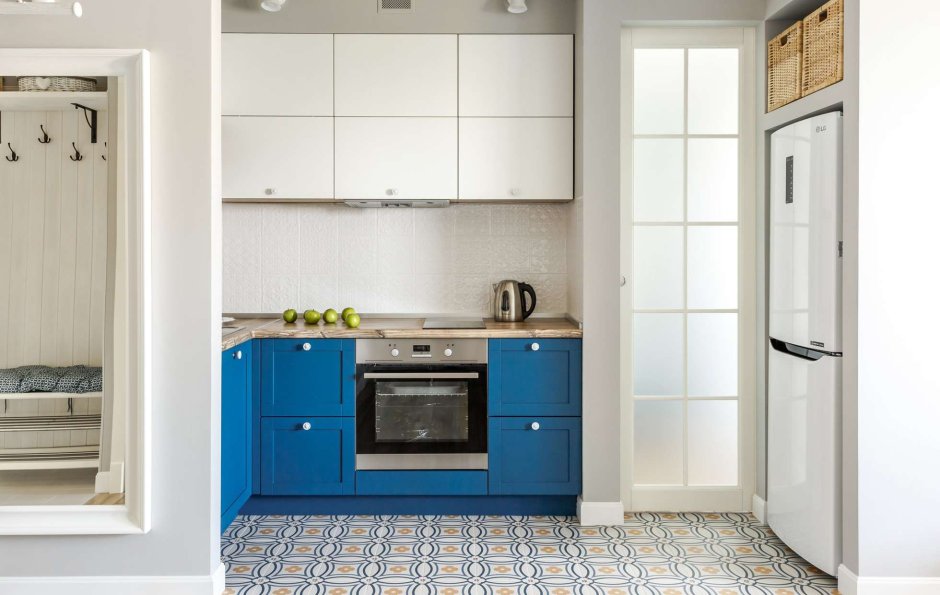 Отдельностоящий холодильник в нише