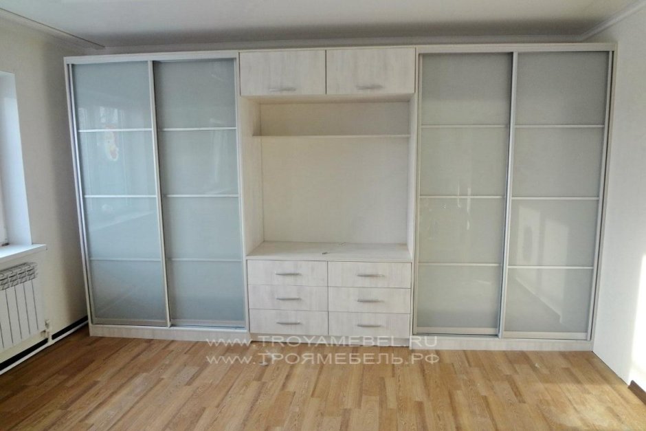 Шкаф купе с местом под телевизор