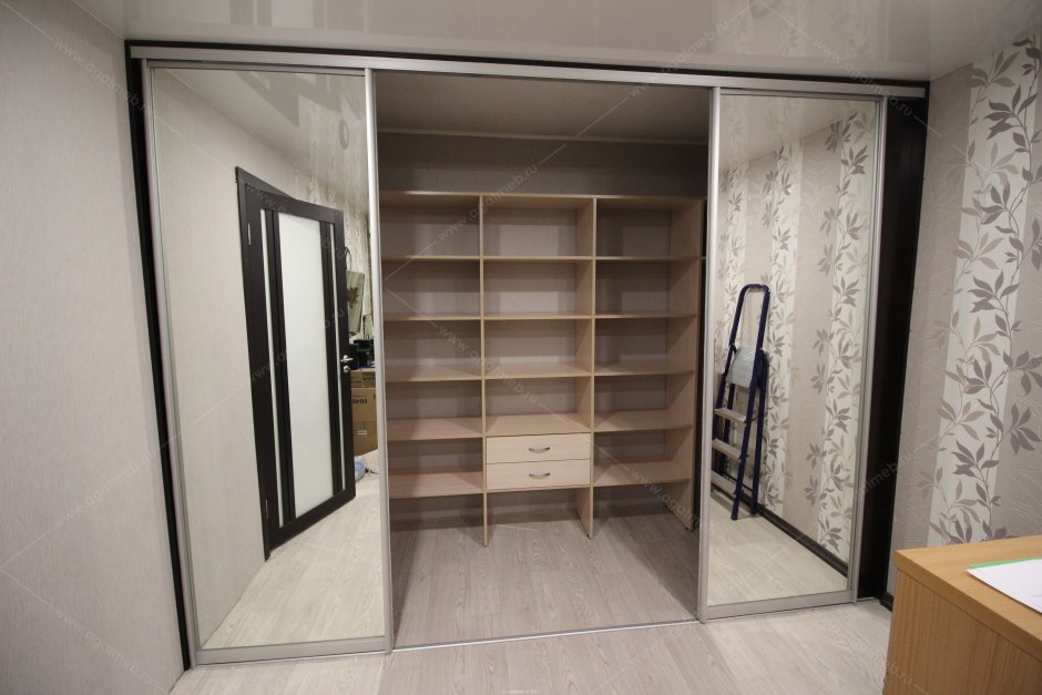 Гардеробная в прихожей с раздвижными дверями