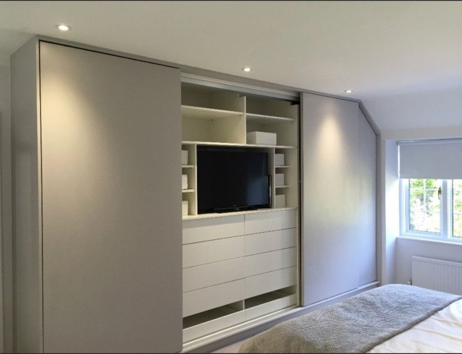 Телевизор встроенный в шкаф в спальне