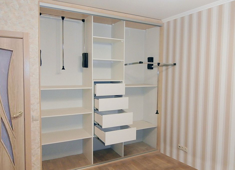 Встроенный шкаф полки