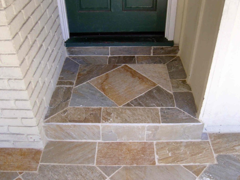 Порог из плитки у входной двери
