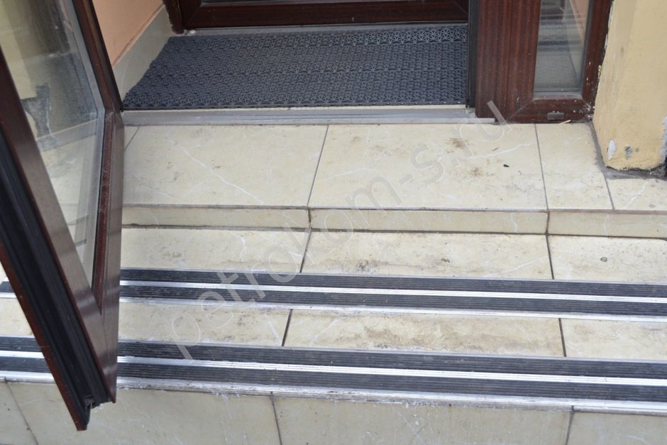 Порожек противоскользящий на ступени