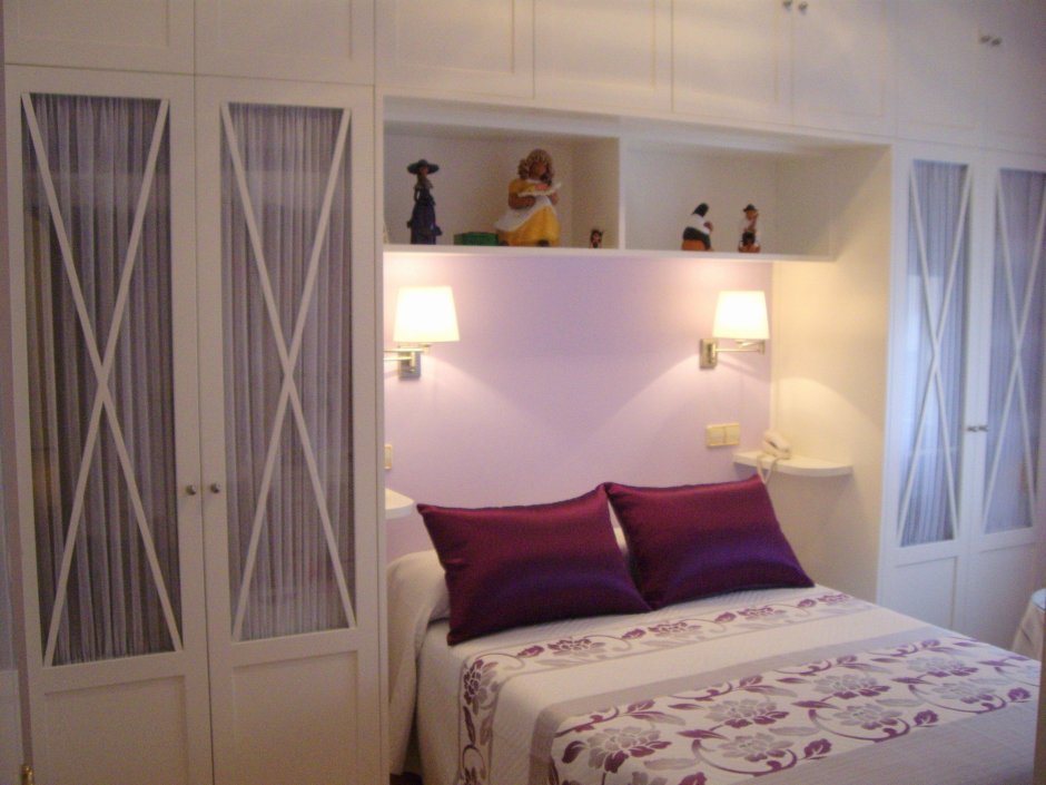 Подвесные шкафы над кроватью