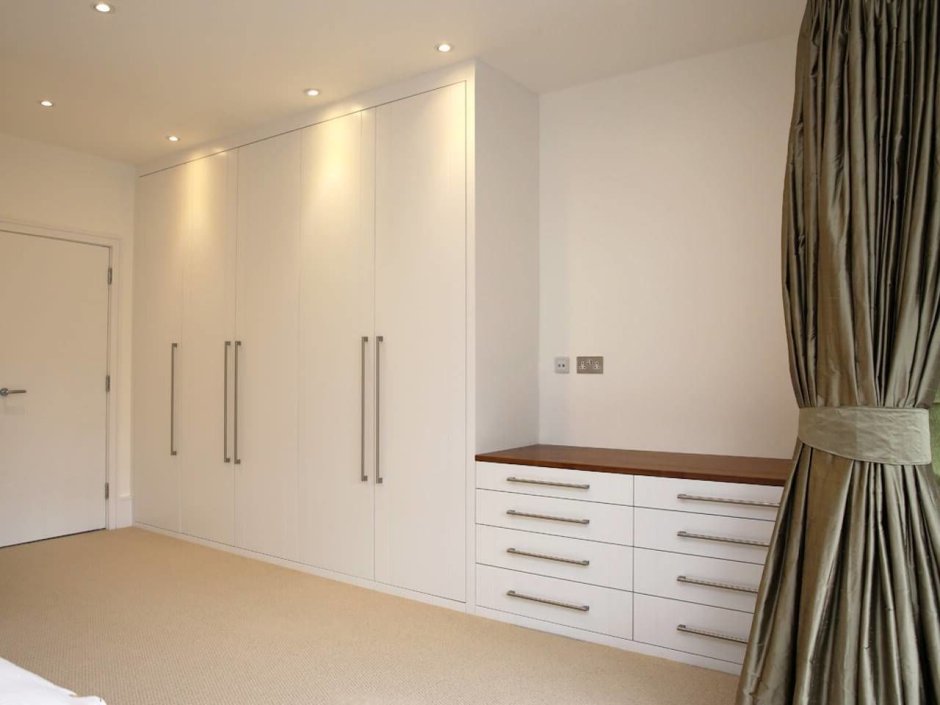 Шкаф над кроватью в спальне