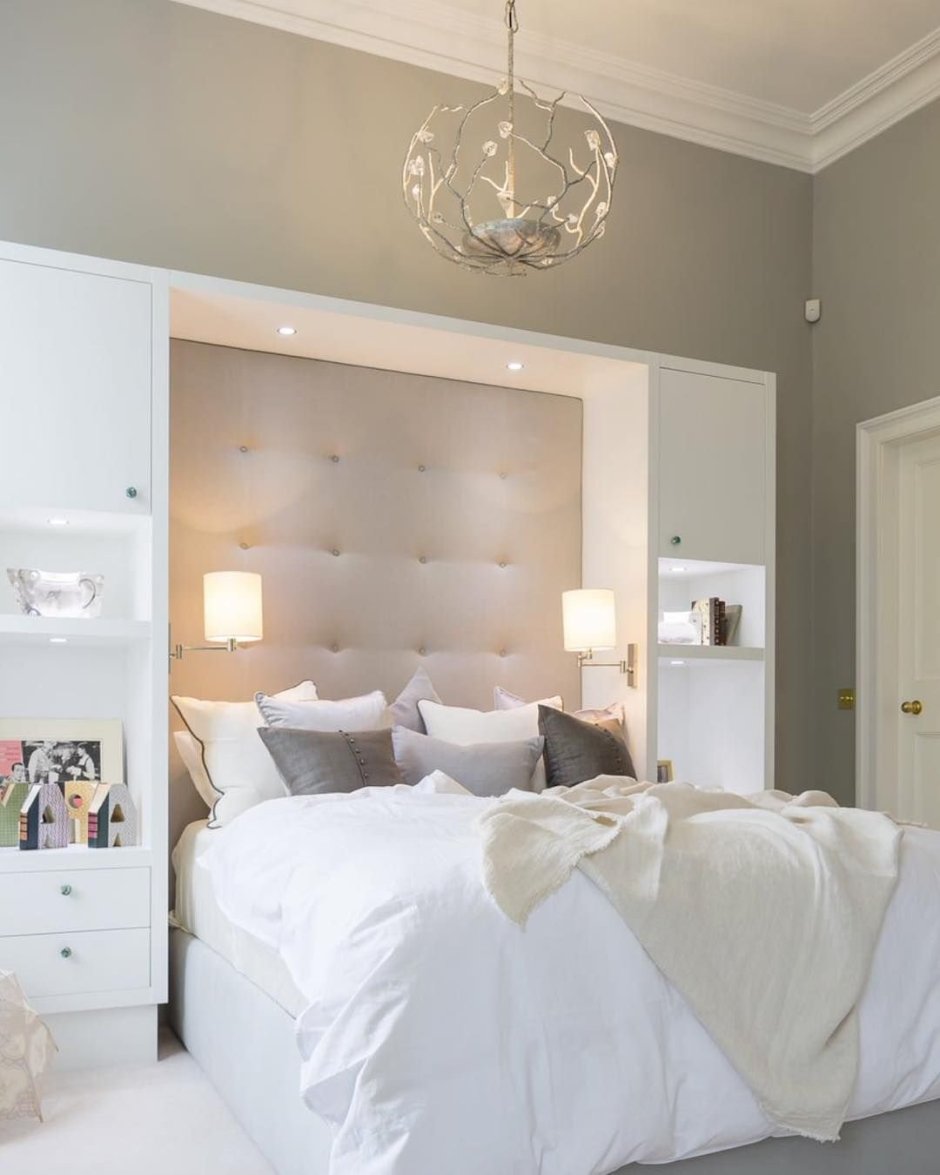 Кровать между шкафами