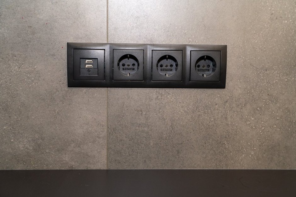 Черные розетки в интерьере