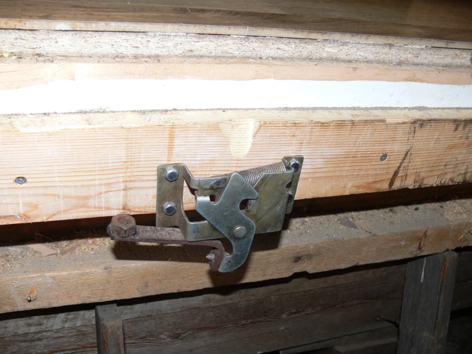 Петли на крышку люка в погреб