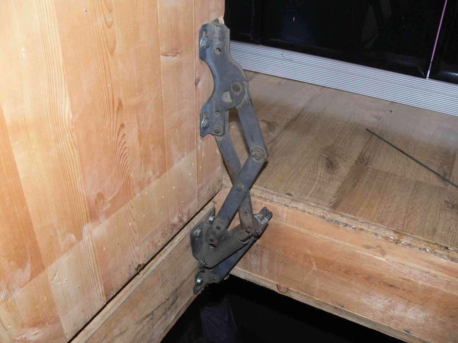 Петля трансформер для люка в подвал