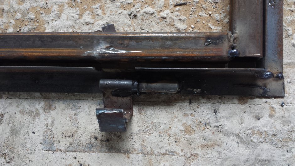 Петли для двери в подвал