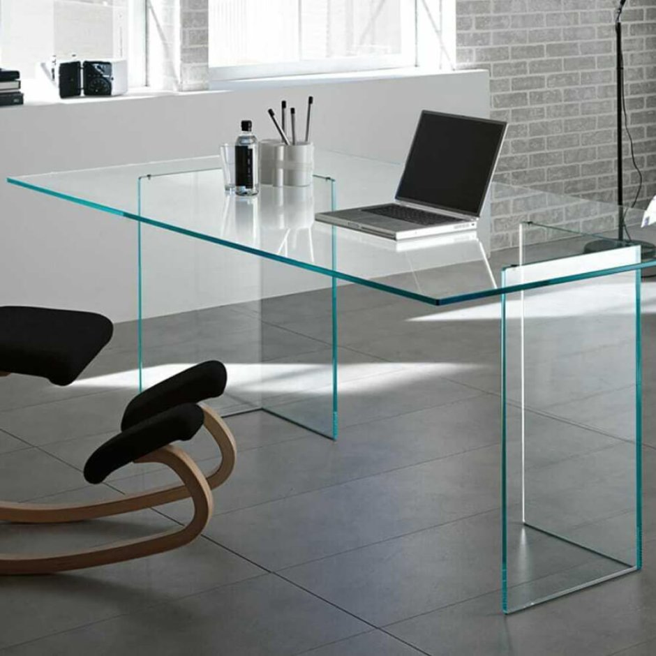 Письменный стол из стекла