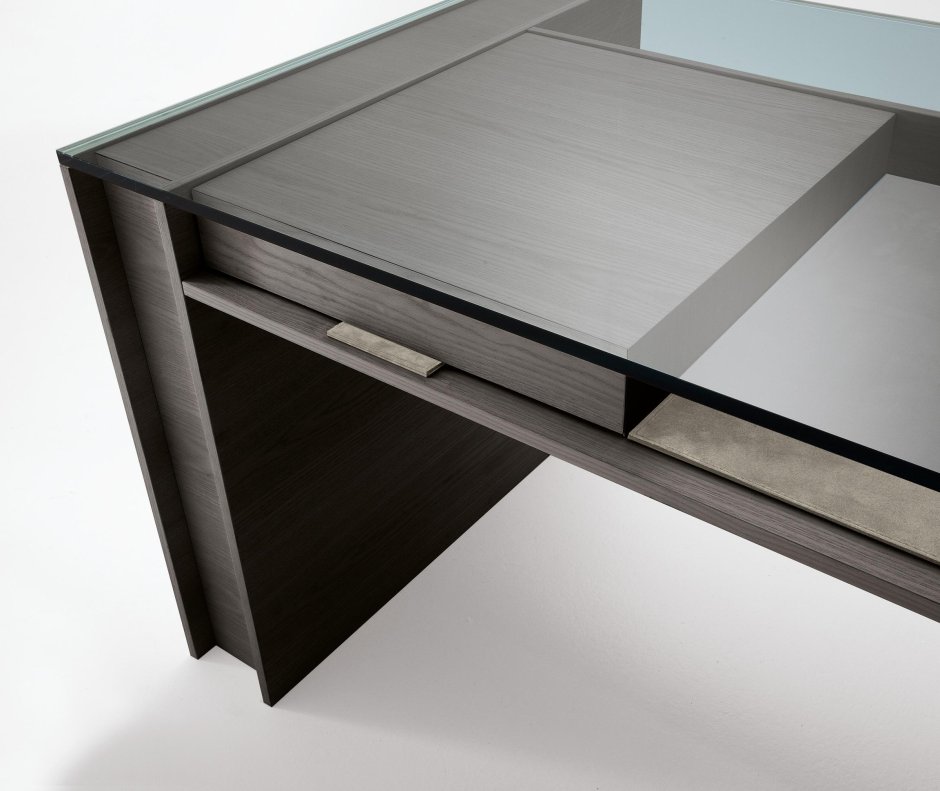 Письменный стол из стекла