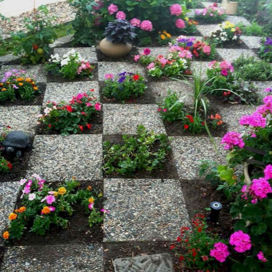 Квадратные клумбы на даче