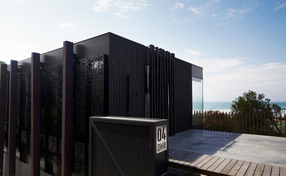 Черный фасад здания