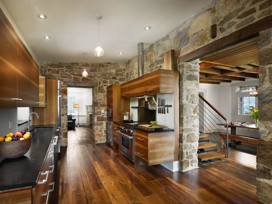 Камень и дерево в интерьере кухни