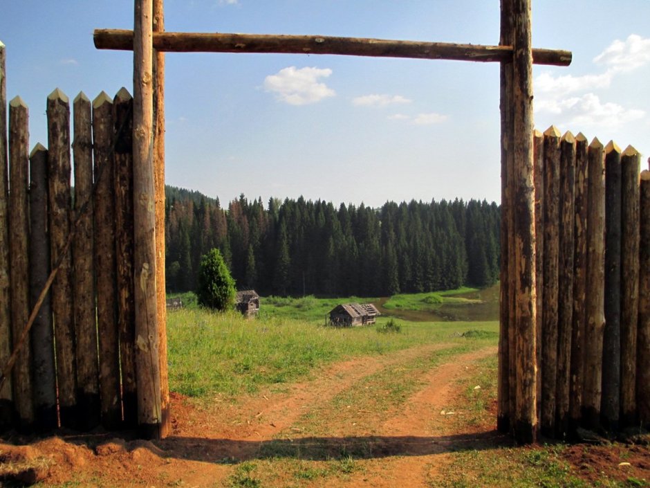 Деревенские ворота