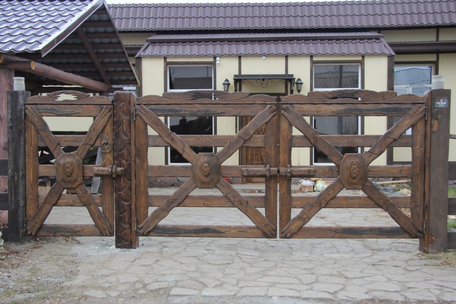 Старинные деревянные ворота