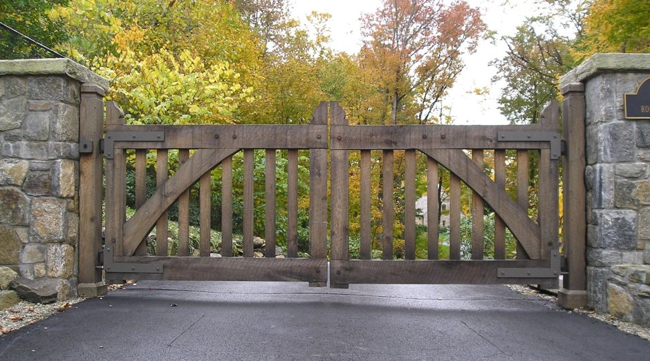 Деревянные ворота в парк