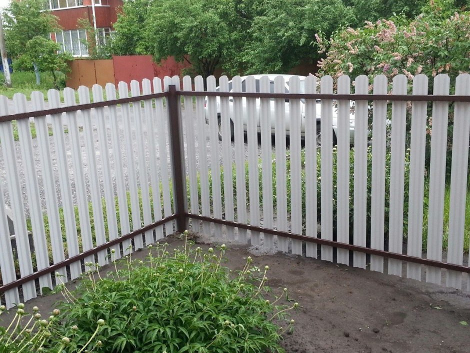 Белый забор из металлического штакетника