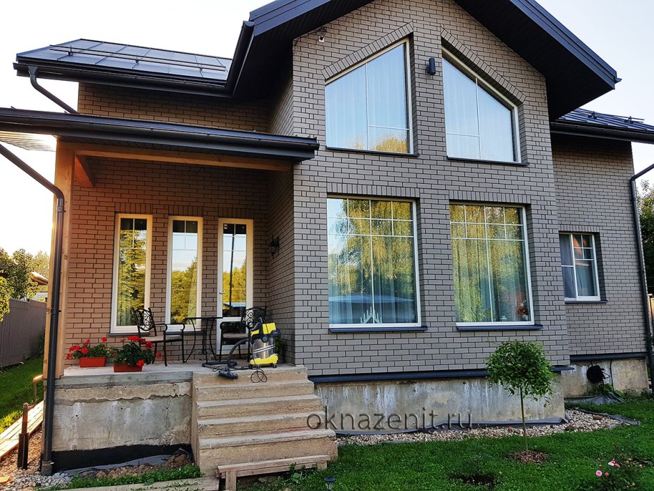 Серые окна со шпросами