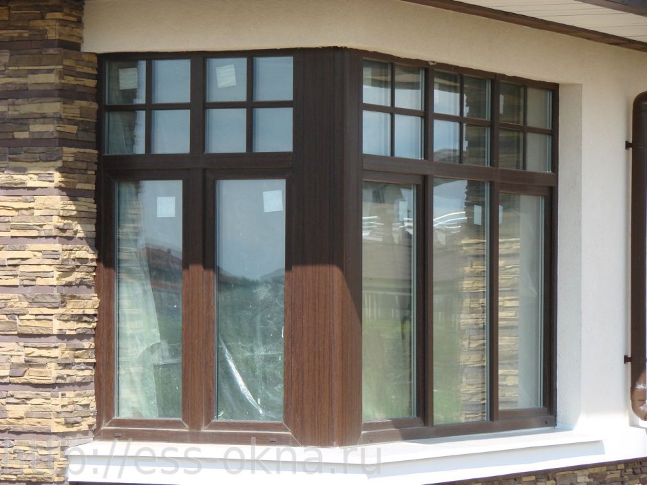 Коричневые пластиковые окна в интерьере