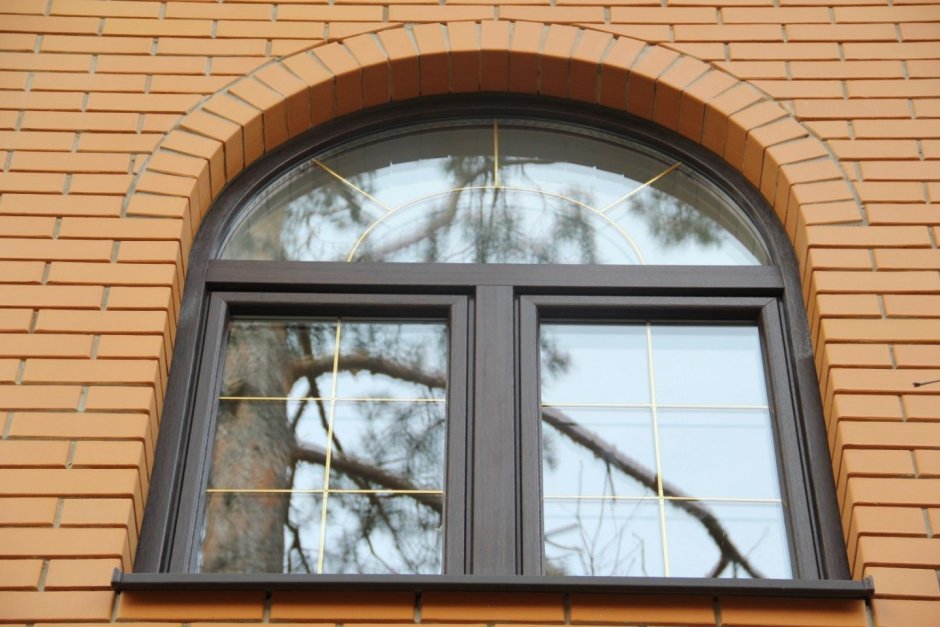 Коричневые пластиковые окна Рехау