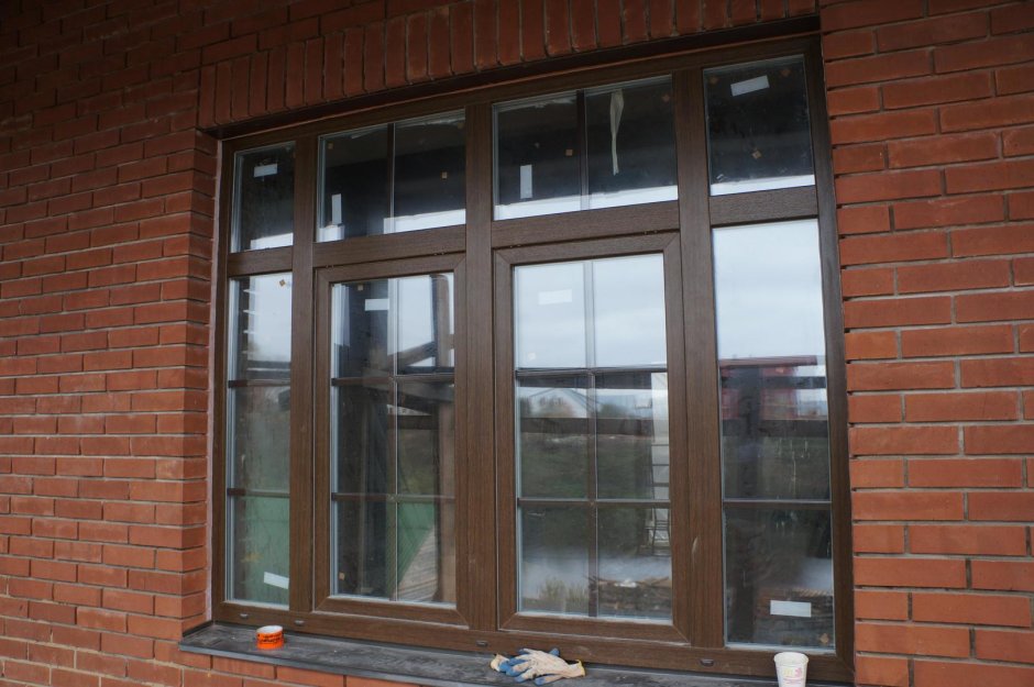 Коричневые пластиковые окна