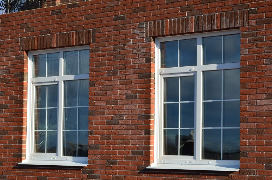 Коричневые пластиковые окна