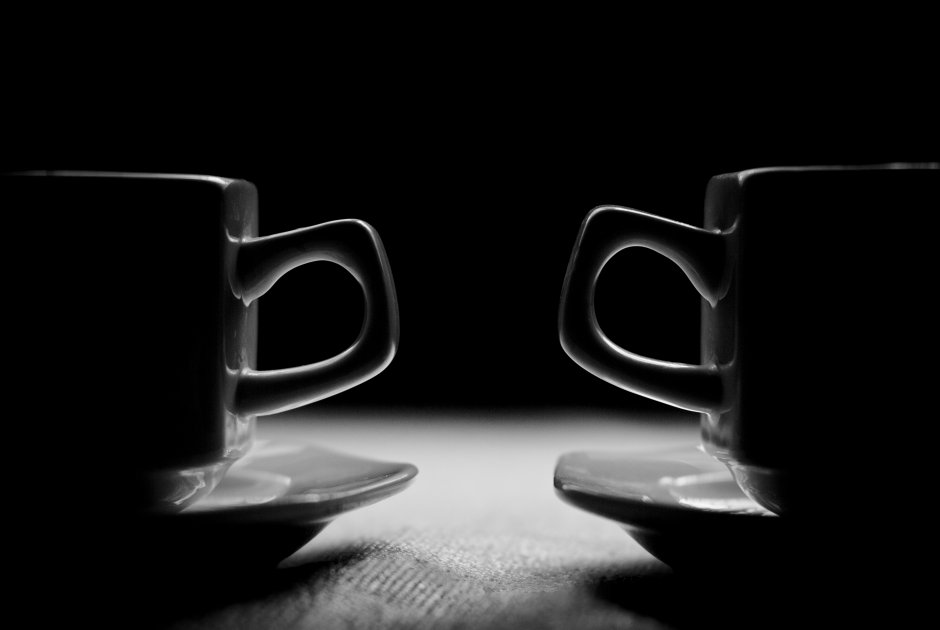 Две чашки чб