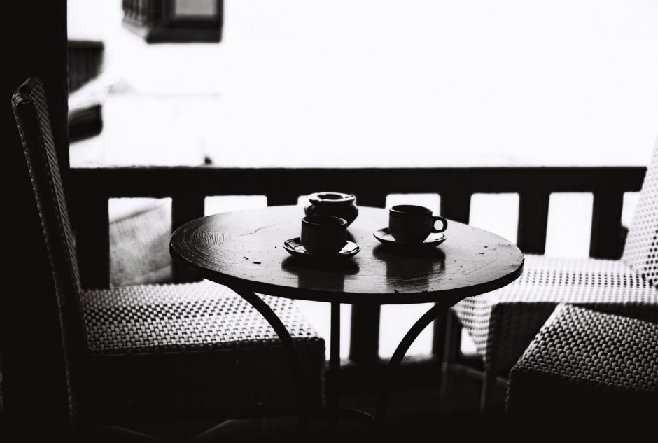 Стулья кафе в чб