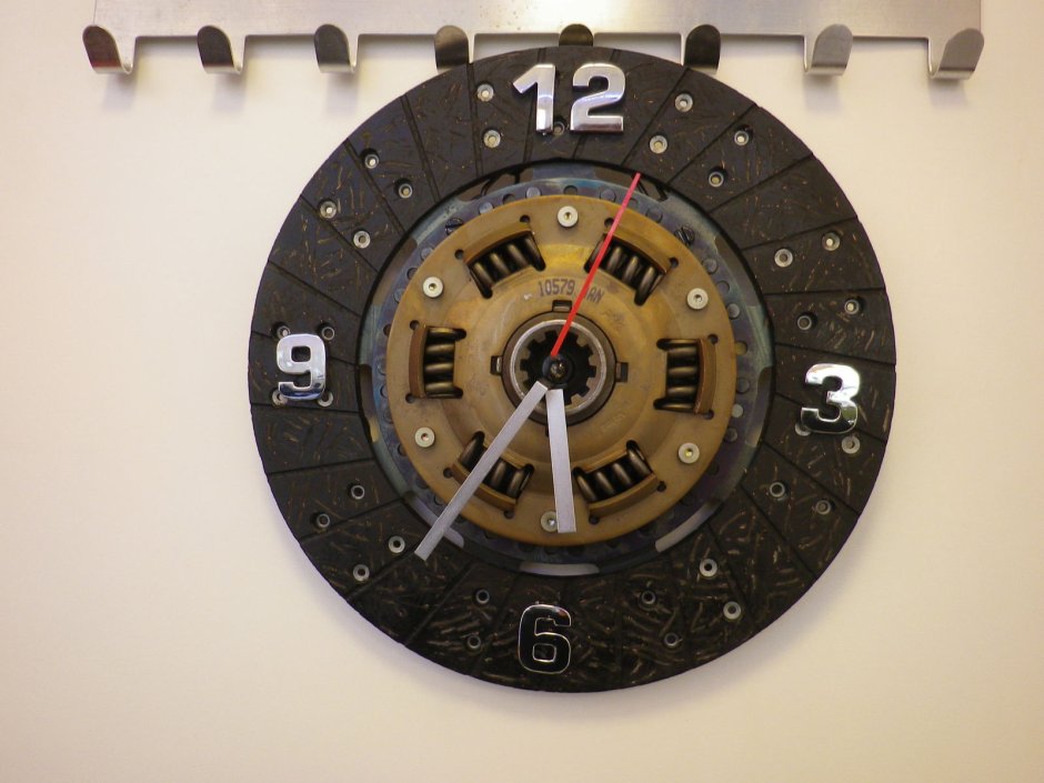Настенные часы из автозапчастей
