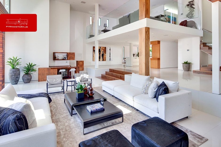 Гостиная с высокими потолками