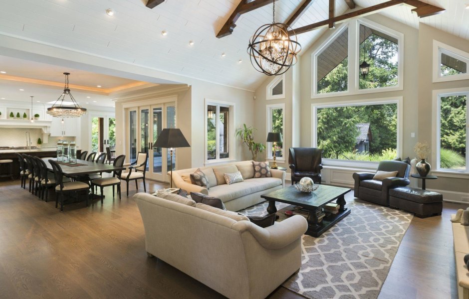 Большая гостиная в загородном доме