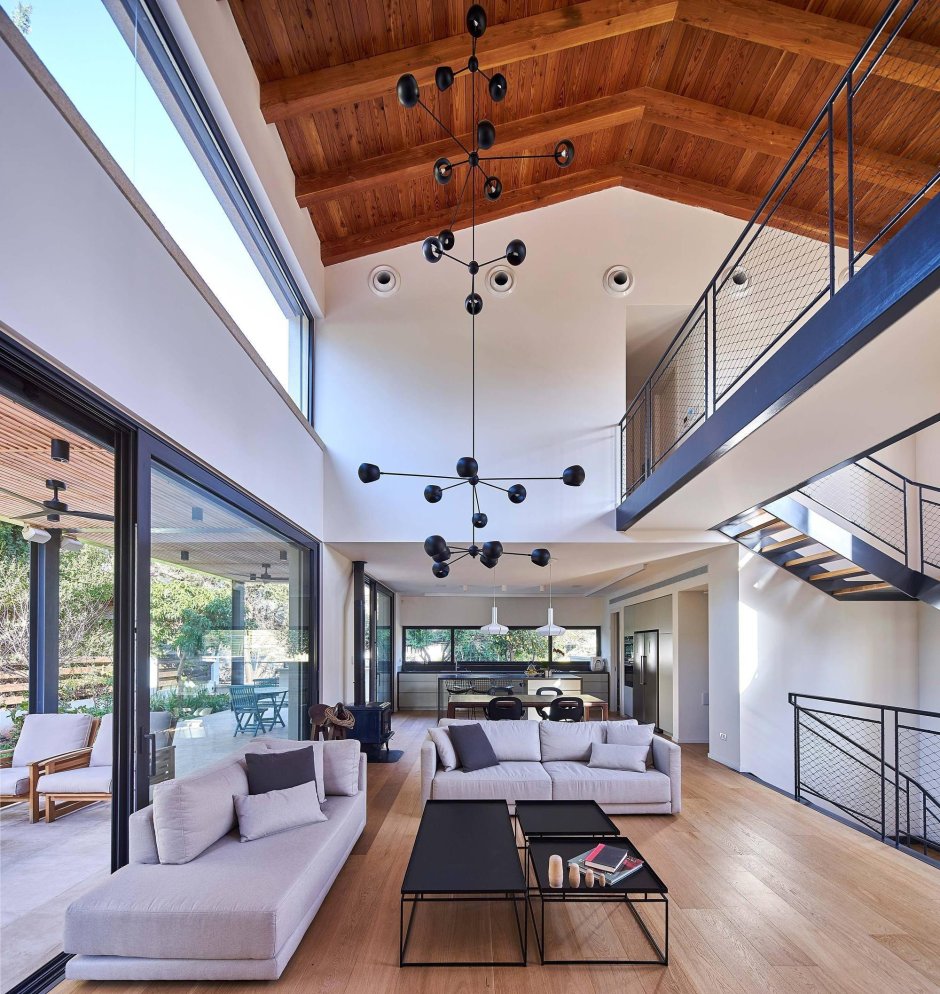 Дом с высокими потолками