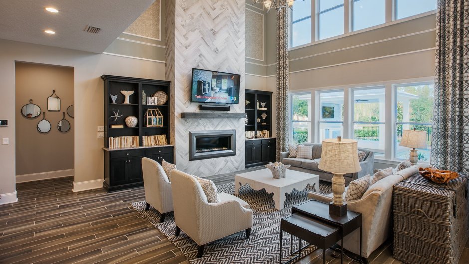 Гостиная с высокими потолками