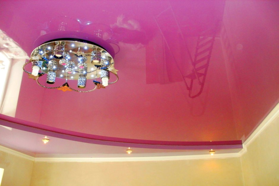 Глянцевый натяжной потолок