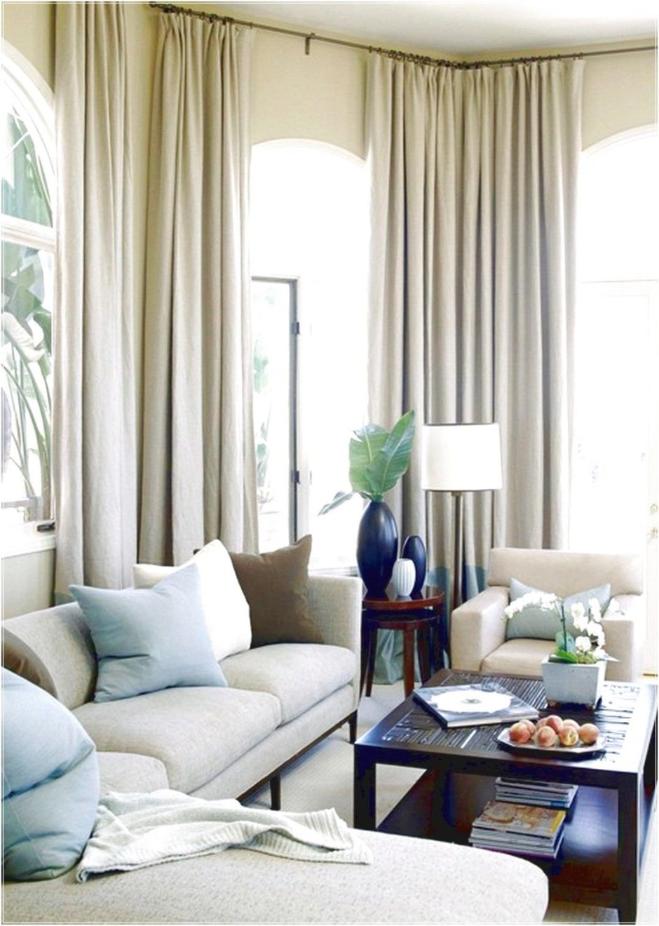 Шторы серого цвета в интерьере гостиной