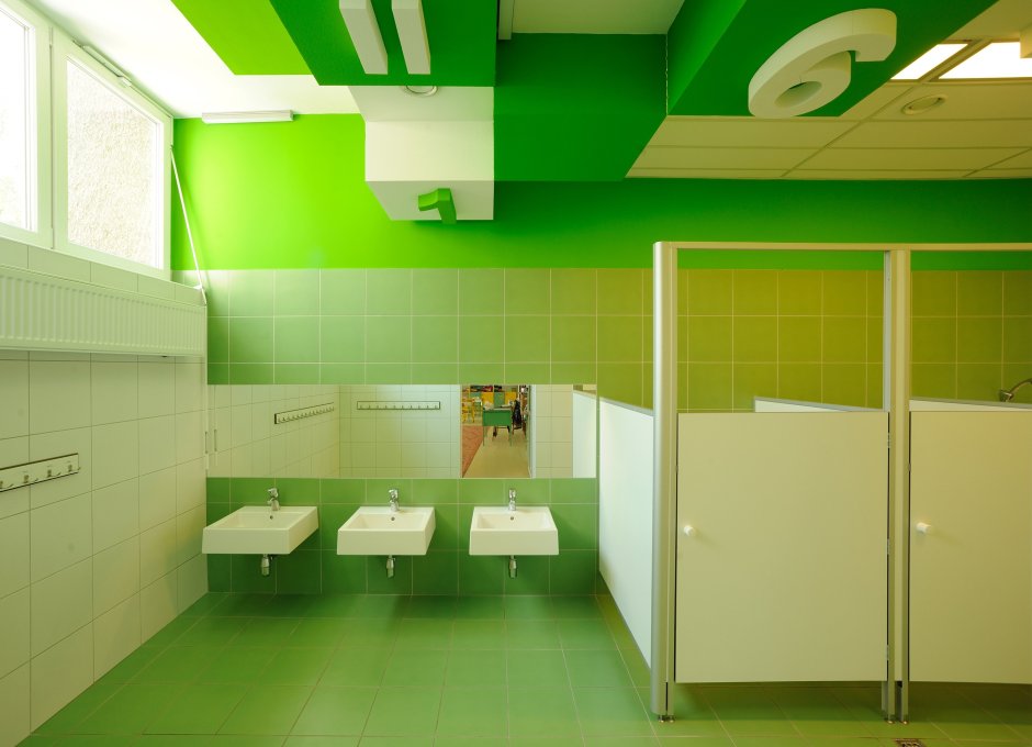 Современный туалет в школе