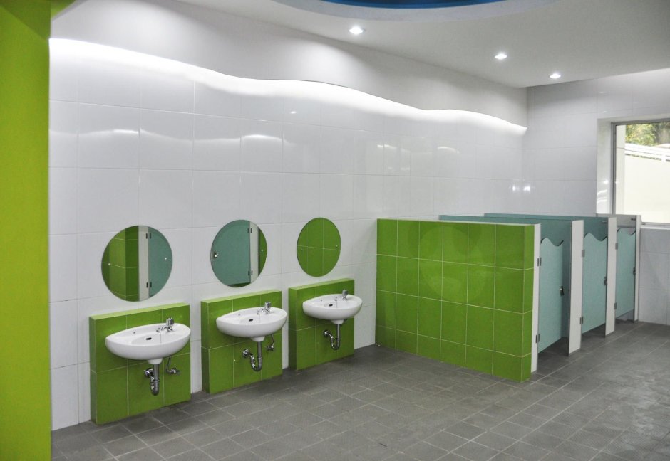 Современный туалет в школе